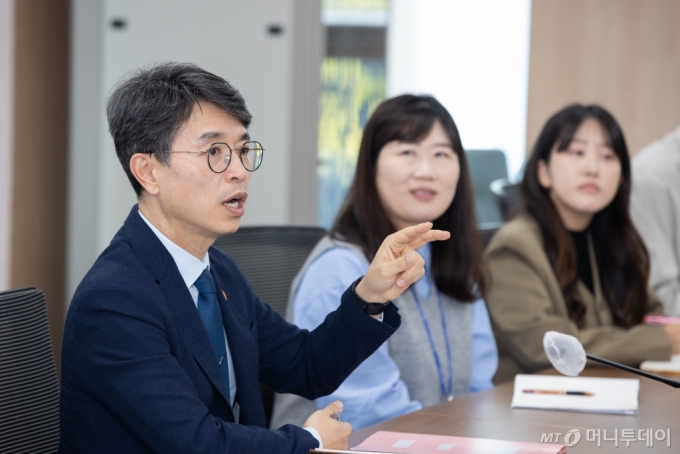 [서울=뉴시스] 황준선 기자 = 김완섭 환경부 장관이 11일 강원 원주지방환경청을 방문하여 직원들과 소통 간담회를 갖고 있다. (사진=환경부 제공) 2024.10.11. photo@newsis.com  *재판매 및 DB 금지 /사진=편집부