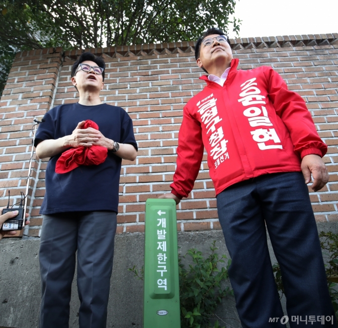 (부산=뉴스1) 윤일지 기자 = 한동훈 국민의힘 대표가 12일 오후 부산 금정구 노포역 일대에 있는 개발제한구역표주 앞에서 윤일현 금정구청장 후보와 개발제한구역 해제와 관련해 발언하고 있다. 2024.10.12/뉴스1  Copyright (C) 뉴스1. All rights reserved. 무단 전재 및 재배포,  AI학습 이용 금지. /사진=(부산=뉴스1) 윤일지 기자