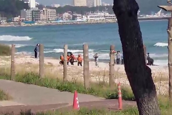 12일 오전 강원 양양군 강현면 정암리 해수욕장에서 러시아인 2명이 물에 빠지는 사고가 발생했다. /사진=뉴시스, 강원소방본부 제공 