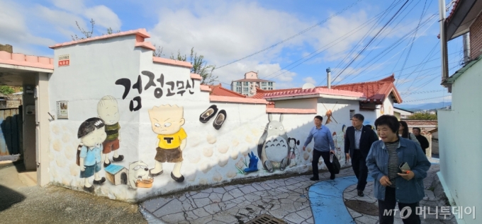 변애자 이장(사진 맨 오른쪽)이 산내내골 볼거리중 하나인 마을벽화에 대해 설명하고 있다.  /사진=정혁수