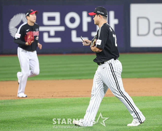 LG 최원태(오른쪽)가 9일 열린 2024 KBO 준플레이오프 3차전에서 3회 말 마운드를 내려가고 있다. /사진=김진경 대기자 