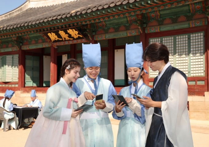 국내외 관광객들이 12일 서울 창경궁에서 대한민국 전통문화와 연계한 '갤럭시 AI'의 다양한 기능을 체험하고 있다. /사진=삼성전자