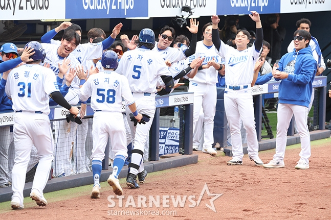  '2024 KBO 포스트시즌 플레이오프 1차전' 삼성-LG전이13일 대구 삼성라이온즈파크에서 열렸다. 삼성 구자욱(왼쪽)이 3회말 무사 1,3루에서 우중월 3점 홈런을 날리고 홈인한 후 더그아웃에서 동료들의 환영을 받고 있다. /사진=김진경 대기자