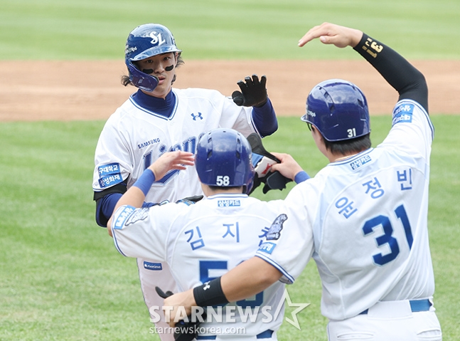 삼성 구자욱(왼쪽)이 13일 LG와 PO 1차전 3회말 스리런 홈런을 날린 뒤 동료들의 환영을 받고 있다. /사진=김진경 대기자