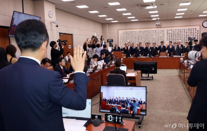 [서울=뉴시스] 고승민 기자 = 정청래 국회 법사위원장과 천대엽 법원행정처장 등 피감기관 관계자들이 7일 서울 여의도 국회에서 열린 법제사법위원회의 대법원 등 7개 기관 국정감사에서 선서를 하고 있다. 2024.10.07. kkssmm99@newsis.com /사진=고승민