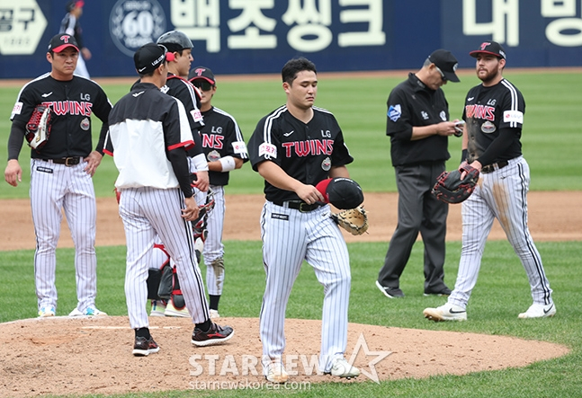 '2024 KBO 포스트시즌 플레이오프 1차전' 삼성-LG전이 13일 대구 삼성라이온즈파크에서 열렸다. LG 선발 최원태가 4회말 교체되고 있다. /사진=김진경 대기자