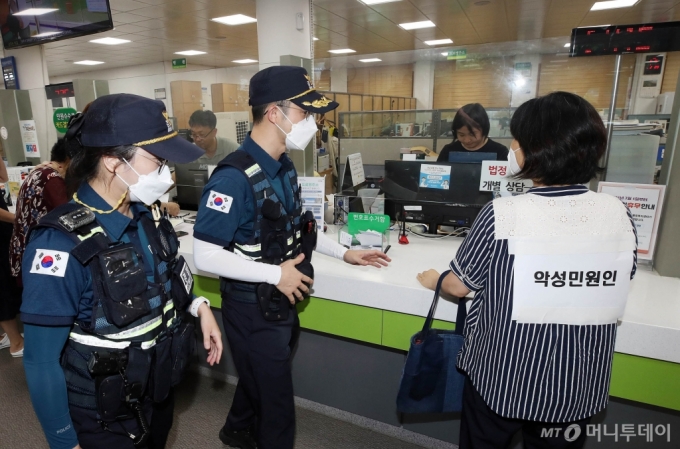 [광주=뉴시스] 광주 북구는 청사 통합민원실에서 북부경찰서 용봉지구대와 함께 폭언·폭행 등 악성민원인에 대한 모의훈련을 실시했다. 북구는 오는 9월3일 북부경찰서와 대한법률구조공단, 공무원 마음건강센터 등 기관과 악성민원 방지 및 민원공무원 보호 강화를 위한 업무협약을 체결할 방침이다. (사진 = 광주 북구 제공) 2024.08.26. photo@newsis.com  *재판매 및 DB 금지 /사진=박기웅