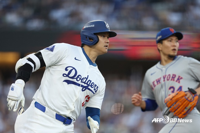 오타니 쇼헤이(왼쪽)가 14일(한국시간) 열린 2024 NLCS 1차전에서 2회 말 적시타를 치고 있다. 오른쪽은 센가 코다이. /AFPBBNews=뉴스1