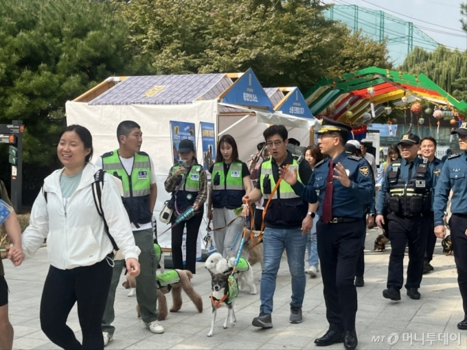 서울 관악경찰서는 지난 10일 반려견 순찰대와 서울 관악구 낙성대 공원 합동 순찰에 나섰다./사진=관악경찰서