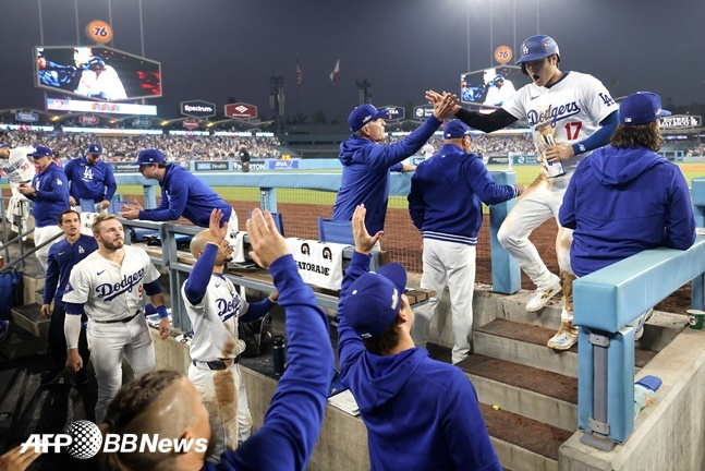 LA  Ÿ ( 2°) 14(ѱð)   NLCS 1    ȯ ް ִ. /AFPBBNews=1