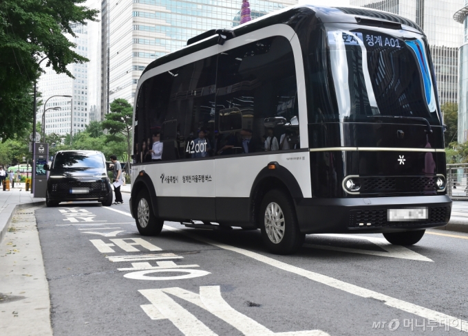 지난 7월31일 서울 중구 청계광장에서 이종호 과학기술정보통신부 장관과 고학수 개인정보보호위원장 등 관계인사를 태운 자율주행 버스가 주행하고 있다./사진=임한별(머니S)