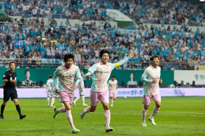 지난 12일 하나은행 자선축구대회 경기 후반 20분. '팀 히어로'의 주장 임영웅이 전원석의 골을 돕는 어시스트를 기록한 뒤 함께 기쁨의 세레모니를 하고 있다./사진=하나은행