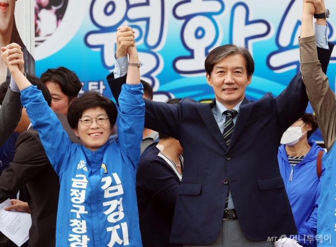 [부산=뉴시스] 하경민 기자 = 조국 조국혁신당 대표가 14일 부산 금정구 침례병원 인근에서 금정구청장 보궐선거 야권 단일후보인 더불어민주당 김경지 후보의 지지를 호소하고 있다. 2024.10.14. yulnetphoto@newsis.com /사진=하경민