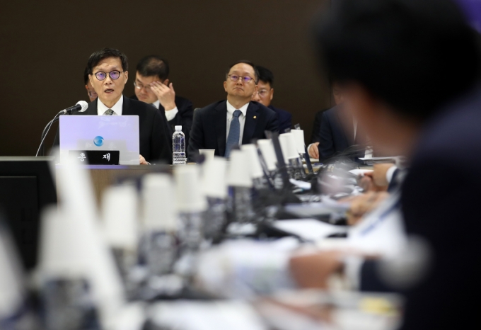 이창용 한국은행 총재가 14일 오전 서울 중구 한국은행 본점에서 열린 기획재정위원회의 한국은행에 대한 국정감사에서 의원 질의에 답하고 있다./사진제공=뉴스1