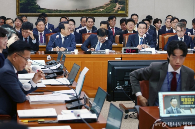 [서울=뉴시스] 고승민 기자 = 노동진 수협중앙회장이 14일 서울 여의도 국회에서 열린 농림축산식품해양수산위원회의 수산업협동조합중앙회(수협은행 포함) 등 국정감사에서 이양수 국민의힘 의원 질의에 답하고 있다. 2024.10.14. kkssmm99@newsis.com /사진=고승민