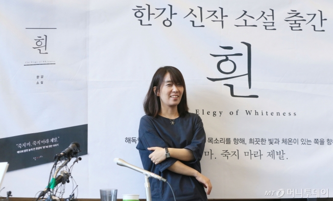 소설 '채식주의자'로 세계 3대 문학상인 맨부커상을 수상한 소설가 한강이 24일 서울 마포구 동교동의 한 카페에서 열린 신작소설 '흰' 출간 기자간담회에서 포즈를 취하고 있다. /사진=이기범 기자 leekb@