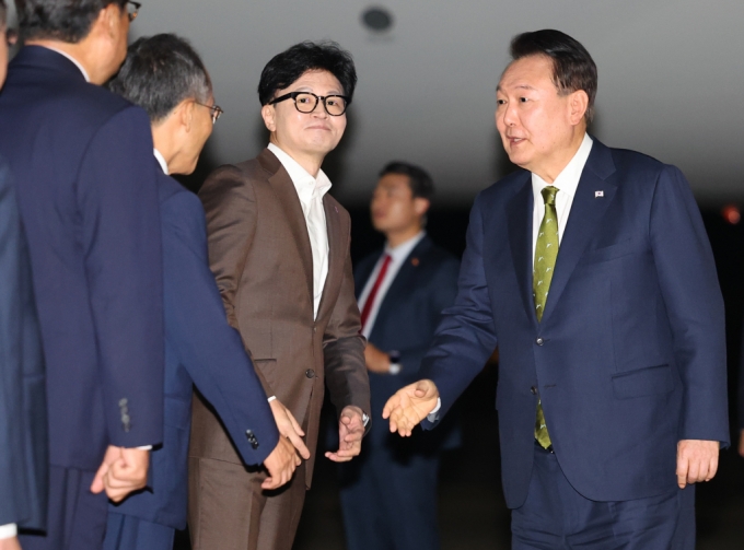 필리핀·싱가포르 국빈방문 및 한·아세안 정상회의 일정을 마친 윤석열 대통령이 11일 성남 서울공항에 도착해 환영나온 국민의힘 한동훈 대표, 추경호 원내대표와 인사를 나누고 있다. /사진=뉴시스