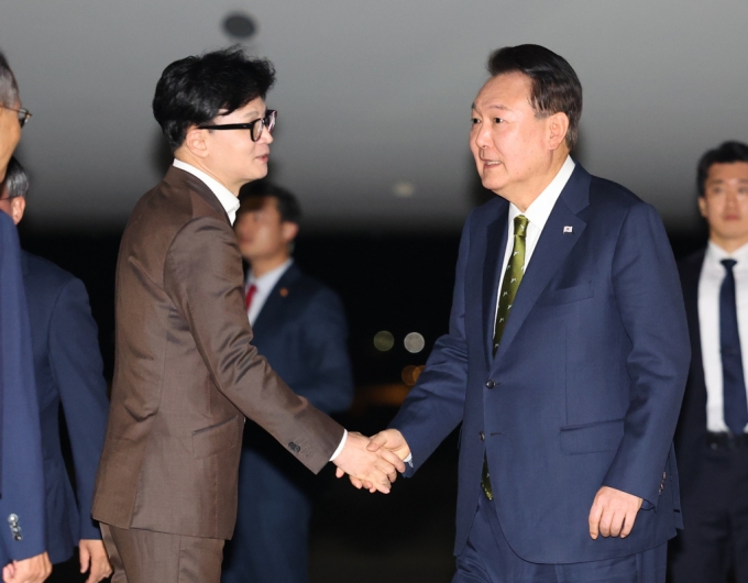 필리핀·싱가포르 국빈방문 및 한·아세안 정상회의 일정을 마친 윤석열 대통령이 11일 성남 서울공항에 도착해 환영나온 한동훈 국민의힘 대표와 인사를 나누고 있다. /사진=뉴시스