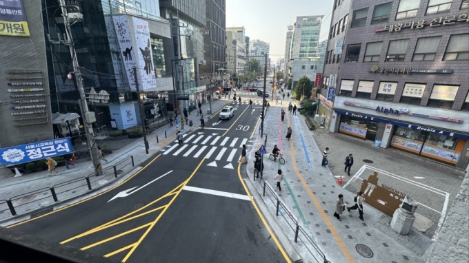 지난 11일 서울 성동구 성수역 3번 출구 인근에 색깔블록이 설치돼 있다. /사진제공=성동구청