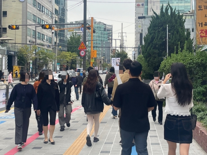 14일 낮 1시쯤 성수역 3번 출구 인근 보도에서 행인들이 색깔블록을 따라 걷고 있다. /사진=이현수 기자