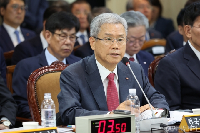 김동철 한국전력공사 사장이 14일 전남 나주빛가람혁신도시 한국전력공사 본사에서 열린 산업통산자원중소벤처기업위원회 국정감사에서 의원들 질의에 답하고 있다. 2024.10.14/사진=뉴스1  Copyright (C) 뉴스1. All rights reserved. 무단 전재 및 재배포,  AI학습 이용 금지. 