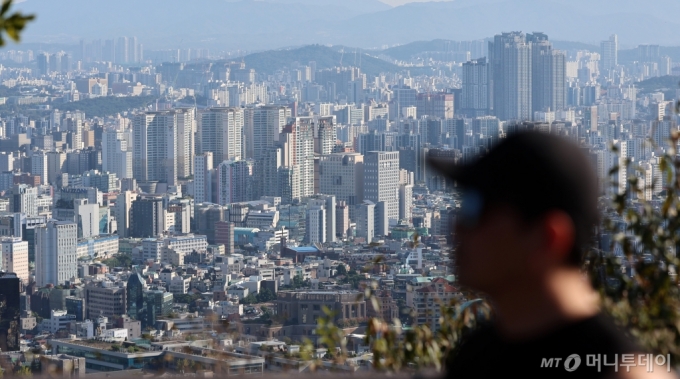 [서울=뉴시스] 이영환 기자 = 9일 오전 서울 용산구 남산공원에서 바라본 서울 시내에 아파트가 보이고 있다.  