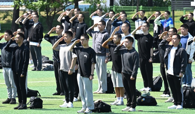  경기도 용인시 육군 제55보병사단에서 열린 현역병 입영 문화제에서 입영자들이 경례하고 있다. /사진=뉴시스