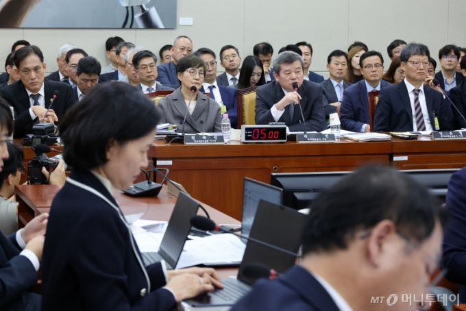  박민(오른쪽 두 번째) 한국방송공사 사장이 14일 오후 서울 여의도 국회에서 열린 과학기술정보방송통신위원회의 한국방송공사(KBS), 한국교육방송공사(EBS), 방송문화진흥회에 대한 국정감사에서 의원 질문에 답변하고 있다. 2024.10.14 /사진=뉴시스