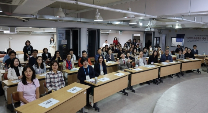 '제14회 한누리 학술문화제'에 참석한 경희사이버대 한국어문화학부와 대학원 글로벌한국학전공 구성원들./사진제공=경희사이버대