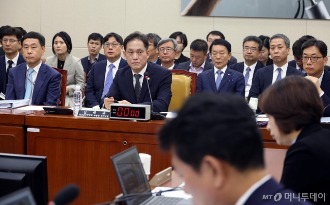 김태규(가운데) 방송통신위원장 직무대행이 15일 오전 서울 여의도 국회 과학기술정보방송통신위원회에서 열린 방송통신위원회, YTN 등에 대한 국정감사에서 의원들의 질의를 듣고 있다.  /사진=뉴시스