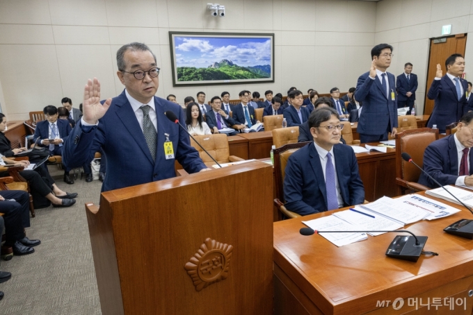 (서울=뉴스1) 국회사진취재단 = 정인섭 한화오션 거제사업장 사장이 15일 오후 서울 여의도 국회에서 열린 환경노동위원회의 경제사회노동위원회, 중앙노동위원회, 최저임금위원회 등에 대한 국정감사에서 선서하고 있다. 2024.10.15/뉴스1  Copyright (C) 뉴스1. All rights reserved. 무단 전재 및 재배포,  AI학습 이용 금지. /사진=(서울=뉴스1) 국회사진취재단