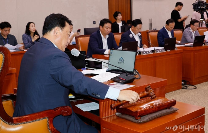 (서울=뉴스1) 안은나 기자 = 어기구 국회 농림축산식품해양수산위원회 위원장이 25일 오후 서울 여의도 국회에서 열린 제418회국회(정기회) 제2차 전체회의에서 의사봉을 두드리고 있다. 2024.9.25/뉴스1  Copyright (C) 뉴스1. All rights reserved. 무단 전재 및 재배포,  AI학습 이용 금지. /사진=(서울=뉴스1) 안은나 기자