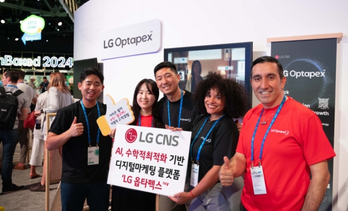 LG CNS가 미국 텍사스주 오스틴에서 열린 unBoxed 2024에 전시부스를 마련하고 LG 옵타펙스를 글로벌 고객들에게 처음 공개하고 있는 모습