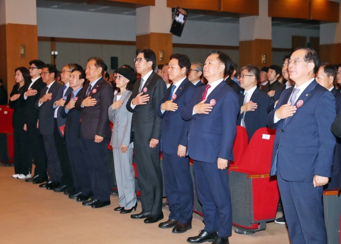 (앞줄 오른쪽에서)하윤수 부산교육감, 홍남표 창원특례시장, 박완수 경남도지사, 박형준 부산시장, (한 사람 건너)이상민 행정안전부 장관 등이 부마민주항쟁 기념식에서 국기에 대한 경례를 하고 있다.