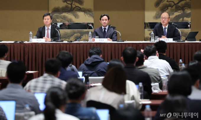 최윤범 고려아연 회장이 2일 서울 용산구 그랜드하얏트에서 열린 영풍과 MBK와의 경영권 분쟁 관련 기자회견에서 발언을 하고 있다. 2024.10.2/뉴스1  Copyright (C) 뉴스1. All rights reserved. 무단 전재 및 재배포,  AI학습 이용 금지. /사진=(서울=뉴스1) 김도우 기자