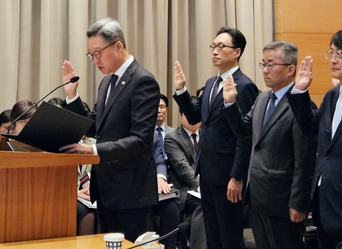 (베이징(중국)=뉴스1) 정은지 기자 = 정재호 주중대사가 16일 오전 중국 베이징 한국대사관에서 열린 국회 외교통일위원회 국정감사에서 증인 선서를 하고 있다. 2024.10.16  