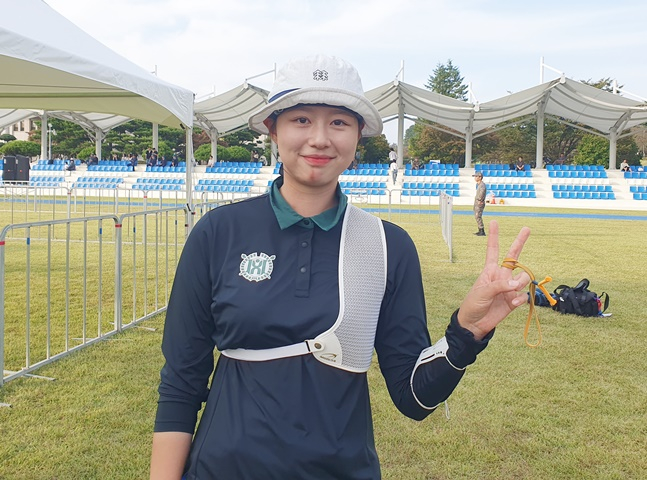 임시현(한국체대)이 16일 경남 진주시 공군교육사령부 연병장에서 열린 제105회 전국체육대회 양궁 여자 대학부 결승에서 우승을 차지한 후 포즈를 취하고 있다. /사진=양정웅 기자  