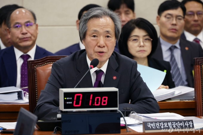 [서울=뉴시스] 조성우 기자 = 정기석 국민건강보험공단 이사장이 16일 오전 서울 여의도 국회에서 열린 보건복지위원회의 국민건강보험공단, 건강보험심사평가원에 대한 국정감사에서 발언하고 있다. 2024.10.16. xconfind@newsis.com /사진=조성우