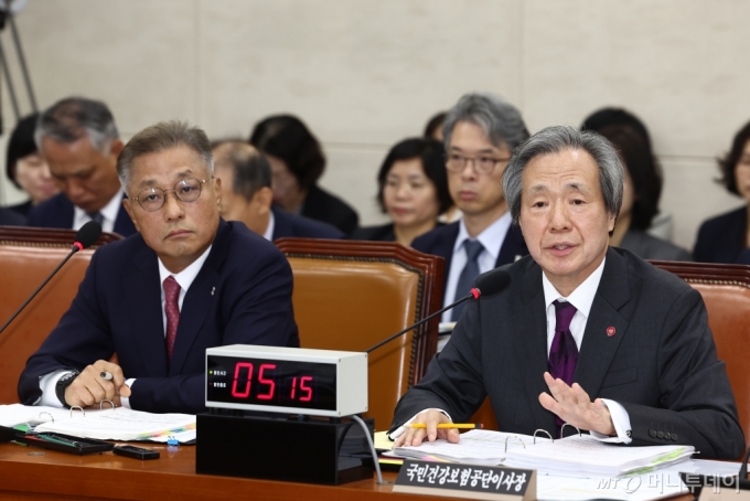 정기석 국민건강보험공단 이사장이 16일 오전 서울 여의도 국회 보건복지위원회에서 열린 국민건강보험공단·건강보험심사평가원에 대한 국정감사에서 의원 질의에 답변하고 있다. 왼쪽은 강중구 건강보험심사평가원장. 2024.10.16/뉴스1  Copyright (C) 뉴스1. All rights reserved. 무단 전재 및 재배포,  AI학습 이용 금지. /사진=(서울=뉴스1) 김민지 기자