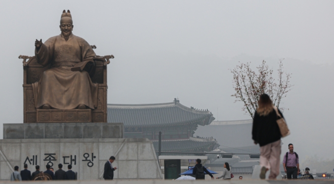 지난 16일 서울 종로구 광화문광장 인근 도심에 안개가 끼어 있다./사진=뉴스1