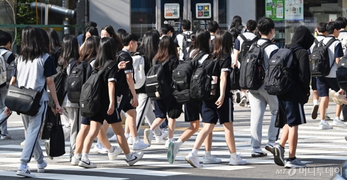 [수원=뉴시스] 김종택 기자 =  수원시 영통구 망포동에서 학생들이 등교를 하고 있다. 사진은 기사와 관련이 없음. 2024.08.19.   /사진=김종택