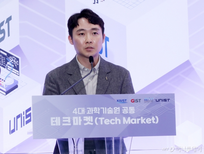 이재홍 대구경북과학기술원 로봇 및 기계전자공학과 교수가 16일 서울 강남구 코엑스에서 열린 &#039;그린비즈니스위크 2024&#039; 특별부대행사 4대 과학기술원 공동 테크마켓에서 &#039;카테터(특수관) 고정 상태를 실시간 모니터링 할 수 있는 센싱 시스템&#039;을 주제로 발표하고 있다. /사진=김휘선