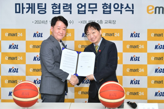 왼쪽부터 신해용 KBL 사무총장과 김상현 이마트24 마케팅담당. /사진=KBL 제공