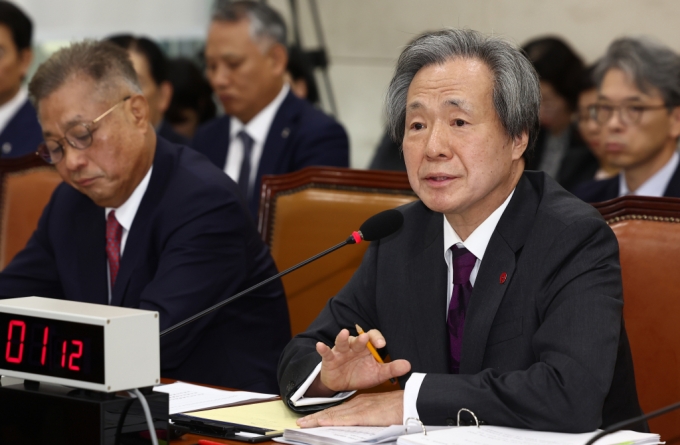 정기석 국민건강보험공단 이사장이 16일 오전 서울 여의도 국회 보건복지위원회에서 열린 국민건강보험공단·건강보험심사평가원에 대한 국정감사에서 업무보고를 하고 있다. 왼쪽은 강중구 건강보험심사평가원장./사진=뉴스1