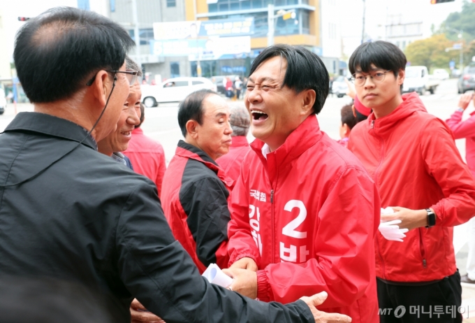 (강화=뉴스1) 김명섭 기자 = 10·16 재보궐선거에 출마한 국민의힘 박용철 인천 강화군수 후보가 15일 오후 강화군 강화읍 수협사거리에서 열린 총력유세에서 지지자들과 인사를 하고 있다. 2024.10.15/뉴스1  Copyright (C) 뉴스1. All rights reserved. 무단 전재 및 재배포,  AI학습 이용 금지. /사진=(강화=뉴스1) 김명섭 기자