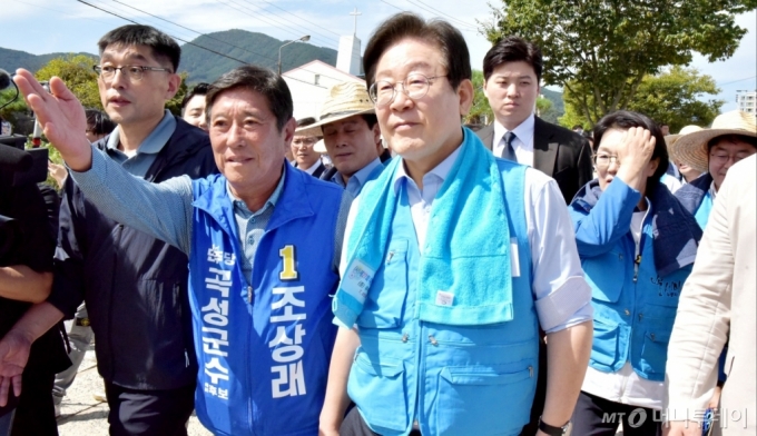 (곡성=뉴스1) 김동수 기자 = 이재명 더불어민주당 대표가 10·16 전남 곡성군수 재선거를 앞둔 24일 곡성을 찾아 조상래 민주당 곡성군수 후보와 현장을 둘러보고 있다.2024.9.24/뉴스1  Copyright (C) 뉴스1. All rights reserved. 무단 전재 및 재배포,  AI학습 이용 금지. /사진=(곡성=뉴스1) 김동수 기자