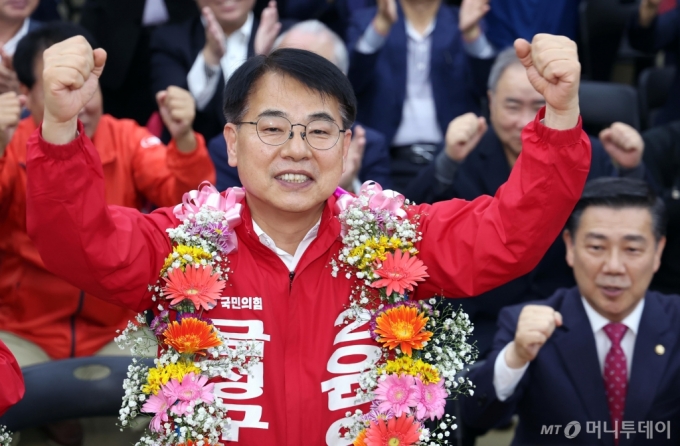  부산 금정구청장 보궐선거 윤일현 국민의힘 후보가 16일 금정구 자신의 선거사무소에서 당선이 유력해지자 환호하고 있다. 2024.10.16. /사진=뉴시스