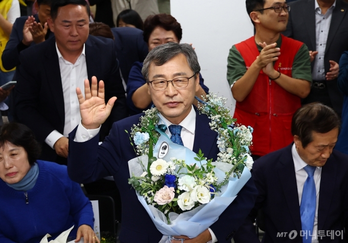 [서울=뉴시스] 김근수 기자 = 정근식 서울시교육감 보궐선거 후보가 16일 오후 서울 마포구 후보자 사무실에서 당선이 확실시되자 꽃목걸이를 걸고 손을 들어보이고 있다. 2024.10.16. ks@newsis.com /사진=김근수