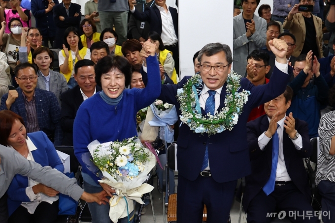 [서울=뉴시스] 김근수 기자 = 정근식 서울시교육감 보궐선거 후보가 16일 오후 서울 마포구 후보자 사무실에서 당선이 확실시되자 배우자와 환호하고 있다. 2024.10.16.  /사진=김근수