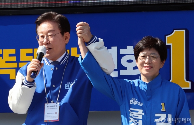 이재명 더불어민주당 대표가 12일 부산 금정구 스포원을 방문, 유세차량에 올라 나들이 나온 시민들에게 김경지 금정구청장 보궐선거 후보의 지지를 호소하고 있다. 2024.10.12. /사진=뉴시스 /사진=하경민